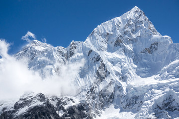 vue rapprochée de l& 39 Everest et du pic du Lhotse depuis Gorak Shep. Pendant le trajet vers le camp de base de l& 39 Everest. Parc national de Sagarmatha. Népal.
