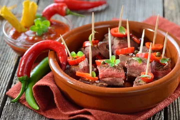 Zelfklevend Fotobehang Pikante Steak-Tapas mit Chili, Paprika und scharfer Dip-Sauce - Hot steak tapas with chili, peppers and dip sauce © kab-vision