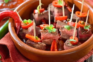 Gartenposter Pikante Steak-Tapas mit Chili, Paprika und scharfer Dip-Sauce - Hot steak tapas with chili, peppers and dip sauce © kab-vision