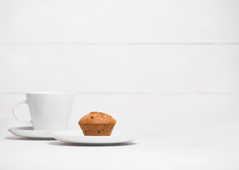 чашка и кекс на белом фоне