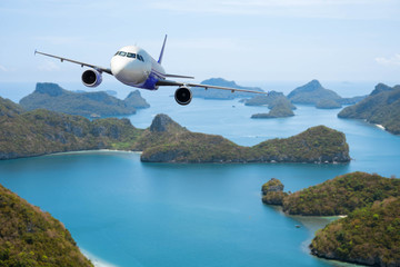 Fototapeta na wymiar Airplane with beautiful ocean and Angthong national marine park