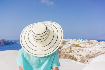 Obraz premium Young woman on holidays, Santorini Oia town