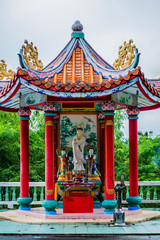 Obraz premium The statue of the Kuan Yin with sky background.