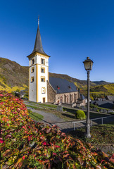 Kirche in Bremm mit Blick auf die Moselschelife,  leuchtenden Herbstfarben