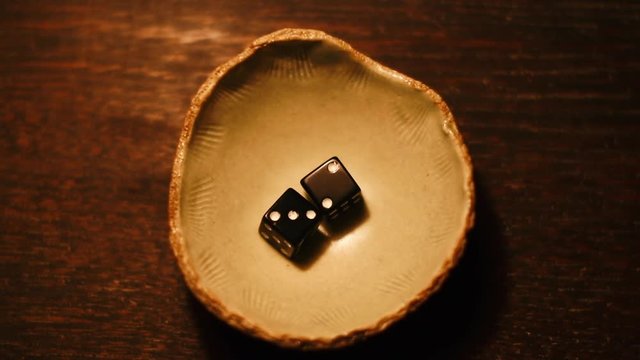 Cast dices into the ceramic bawl 2-3 to 3-5