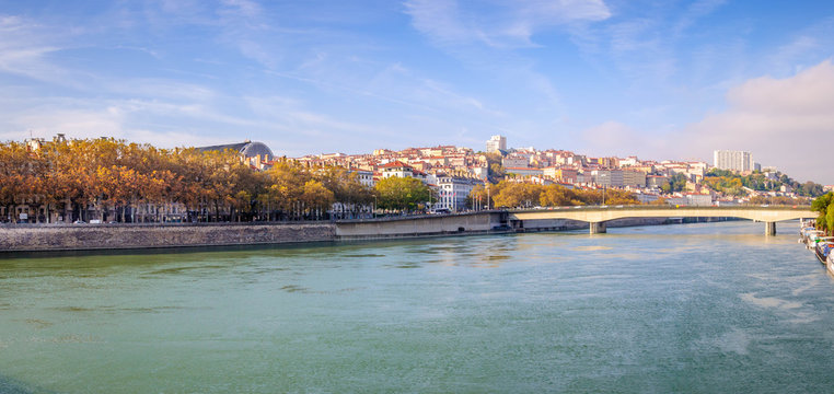 Le Rh&ocirc;ne et la Croix Rousse &agrave; Lyon