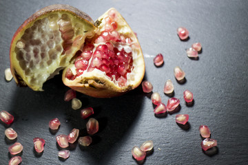 Melograno su ardesia
