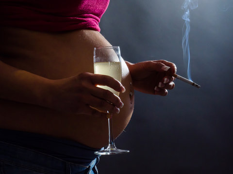 pregnant woman smoking cigarette