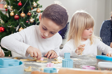 Fototapeta premium family bakes christmas cookies