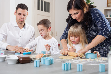 Obraz na płótnie Canvas family bakes christmas cookies