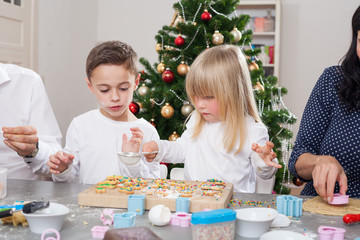 Obraz na płótnie Canvas family bakes christmas cookies