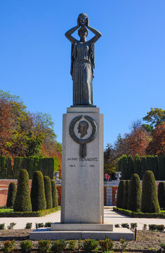 Monumento a Jacinto Benavente en los jardines del Retiro, Madrid