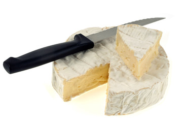 Camembert coupé avec un couteau sur fond blanc