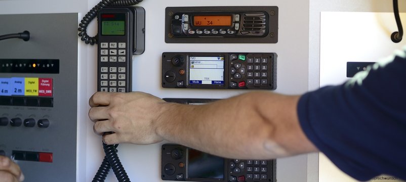 Feuerwehr Einsatzleitung vor Ort mit Funkwagen