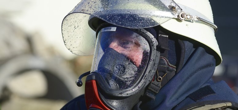 Feuerwehrmann mit Atemschutz bei einem Einsatz