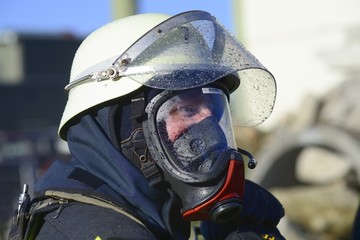 Feuerwehrmann mit Atemschutz bei einem Einsatz