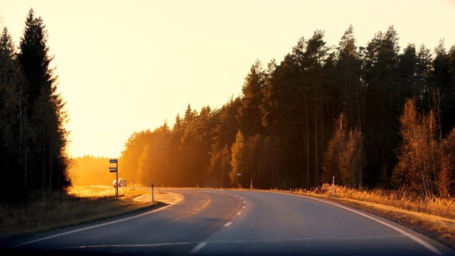 Finnische Stra&szlig;e bei Sonnenuntergang