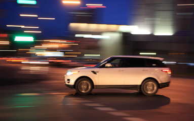 Fototapeta na wymiar movement white car with blur effect / movement white car at night with blur effect