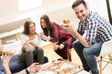 Friends eating pizza