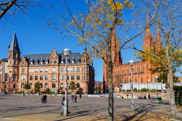 Wiesbaden, Dernsches Gelände. Links das Neue Rathaus, rechts die Marktkirche. Oktober 2016.
