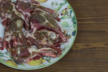 Costolette di agnello marinate pronte per essere cucinate