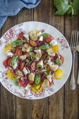 Tomato and goat's cheese salad