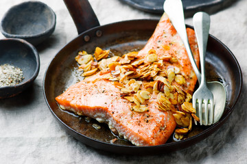 Trout sauted in butter with almonds .