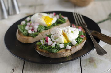 Toast with spinach and egg