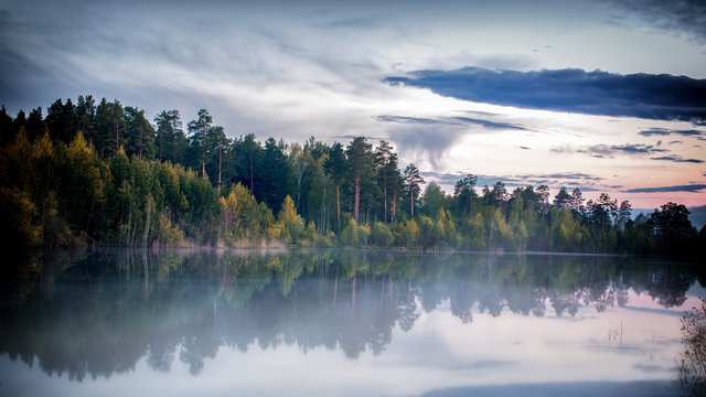 туманный пейзаж на Уральской реке Иртыш, Россия