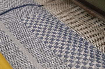 Webstuhl mit blau-weißem Tuch
