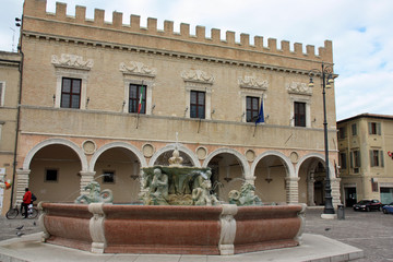 Fototapeta na wymiar Fontaine à tritons et Palais Ducal à Pesaro, Italie