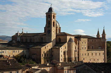 Fototapeta na wymiar Le Palais Ducal et la cathédrale à Urbino, Italie