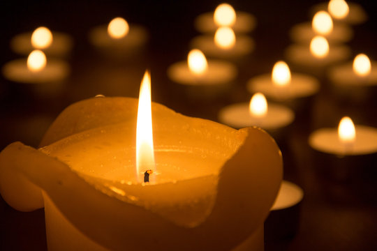 brennende Kerzen in der Dunkelheit