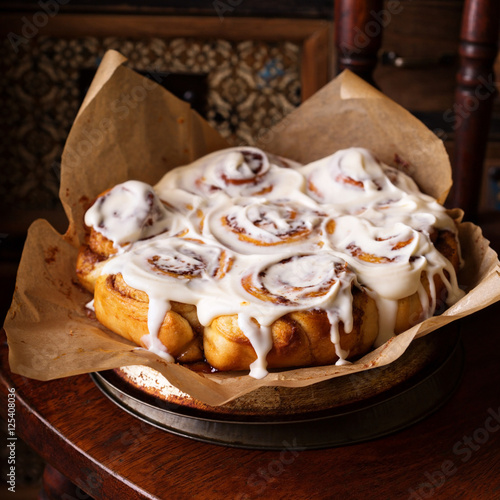 "Cinnamon rolls with cream cheese glaze" Stockfotos und lizenzfreie Bilder auf