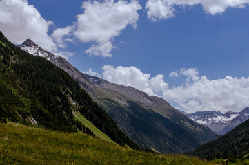 Fototapeta premium Nationalpark hohen Tauern mit Blick ins Tal und auf den nächsten Berg