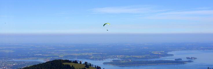 über den Chiemsee, Paraglider im Panorama über Bayerischen Chiemsee