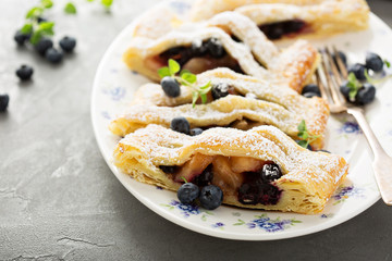 Puff pastry with apple and blueberry