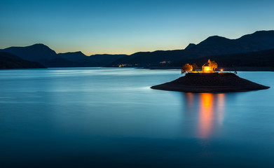 La nuit tombe sur le Lac de Serre-Ponçon