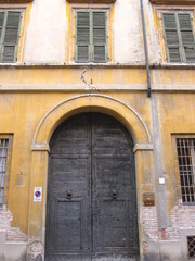 Fototapeta na wymiar Double wooden doors of Italian apartment building