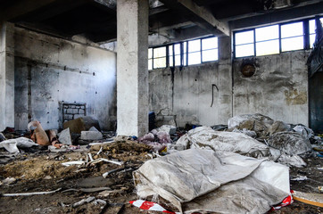 Abandoned warehouse - opuszczony magazyn - obrazy, fototapety, plakaty