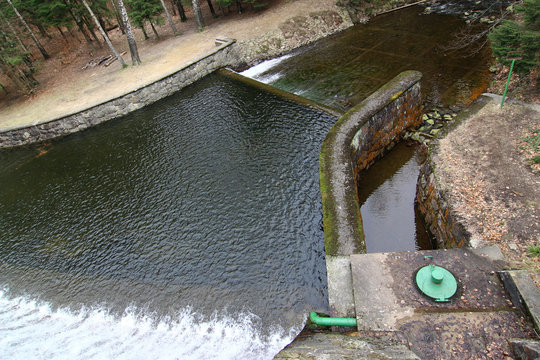 Drain channel of dam