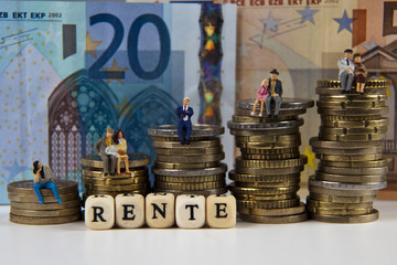 Konzept Rente mit Geld und Figuren