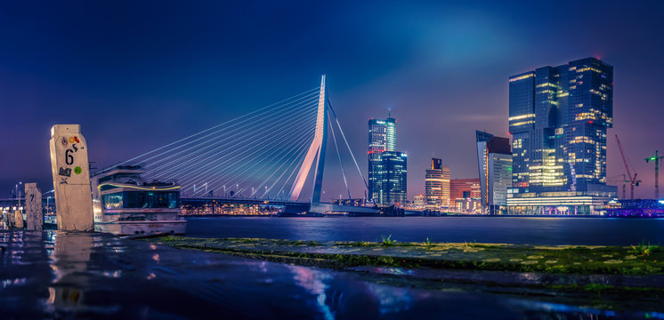 Skyline von Rotterdam bei Nacht