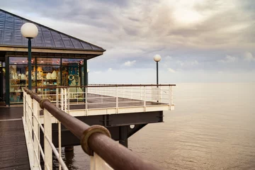 Keuken foto achterwand Heringsdorf, Duitsland Platform op de pier met het dramatische uitzicht op zee