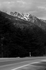 Route Suisse au Pied des Montagnes Triangulaires Eneigées