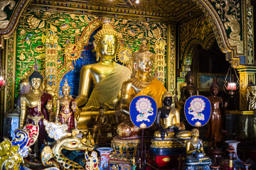 Naklejka premium Golden Buddha Statue in temple