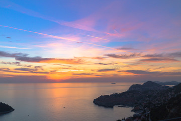 Atardecer con cielo de colores en un mirador de Dubrovnik,Croacia.