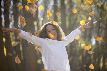 Mujer disfrutando del otoño