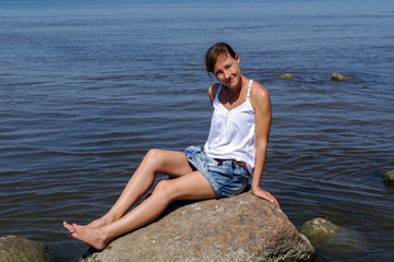 Fototapeta na wymiar Gorgeous young woman posing on the seaside