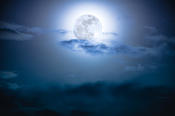 Nachtelijke hemel met wolken en heldere volle maan met glanzend.